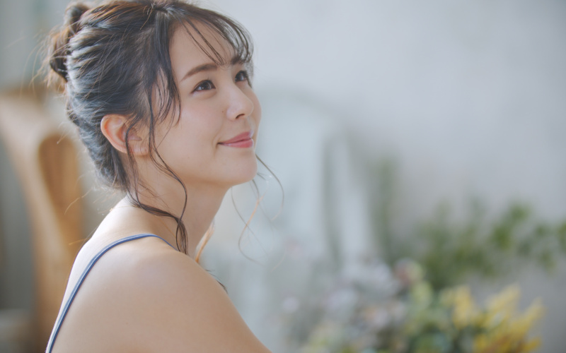 ほほえむ女性の横顔