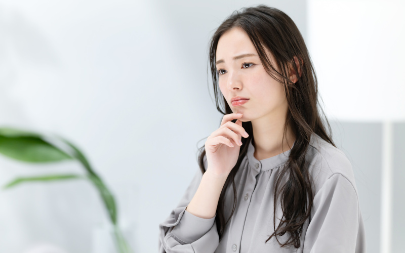 悩む女性
